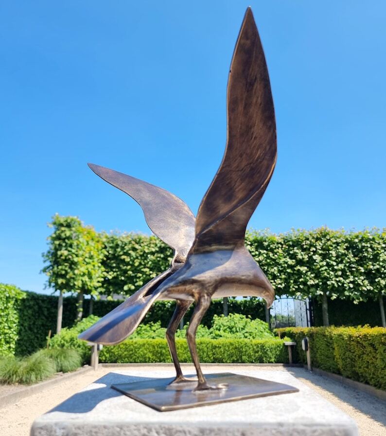 Abstract sculpture of a bird - Bronze bird - decorative works of art - bronze pigeon