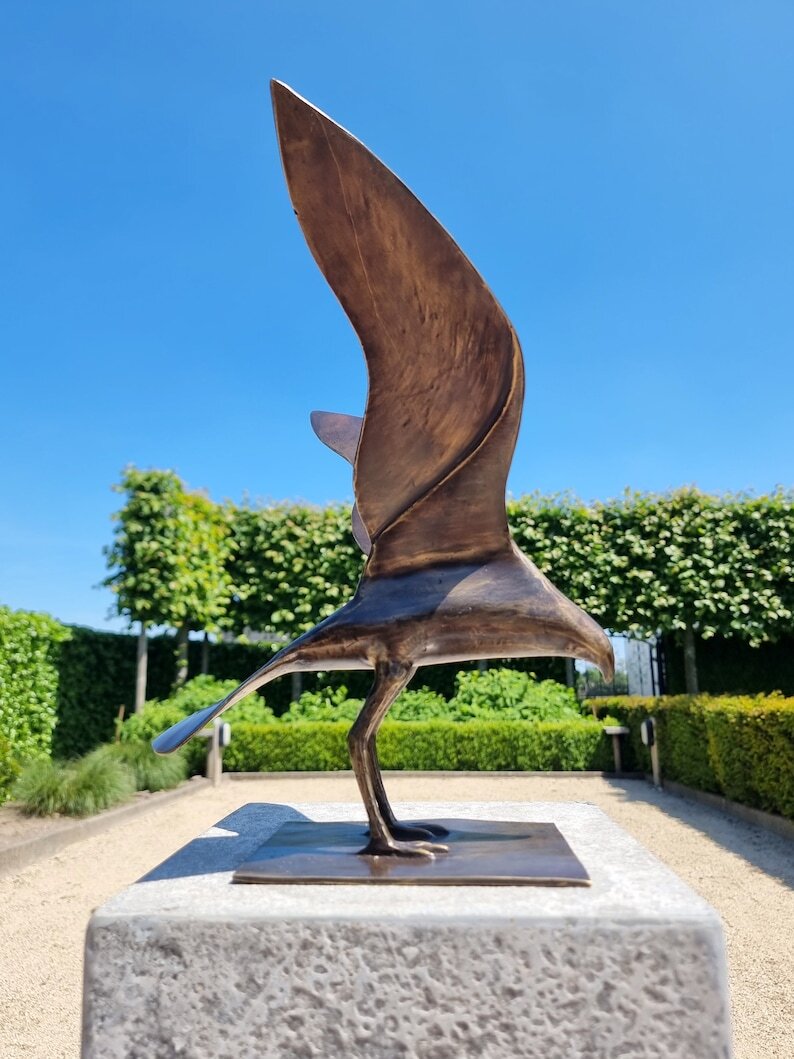 Abstract sculpture of a bird - Bronze bird - decorative works of art - bronze pigeon