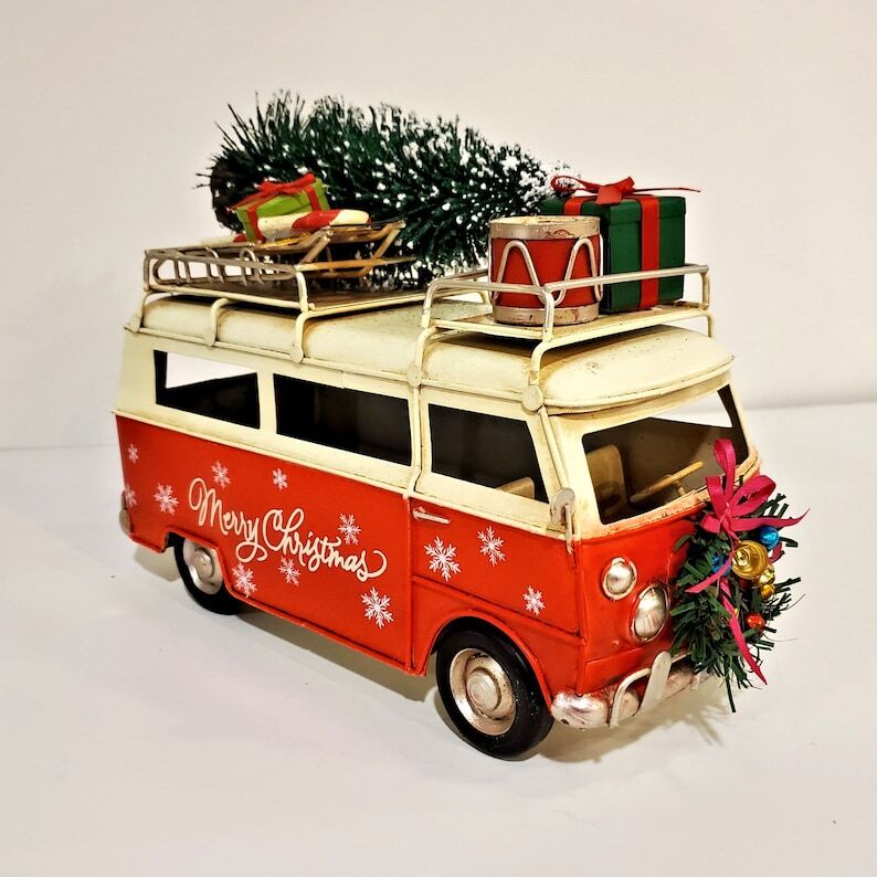1970’s Inspired Christmas Bus with Wreath & Gifts