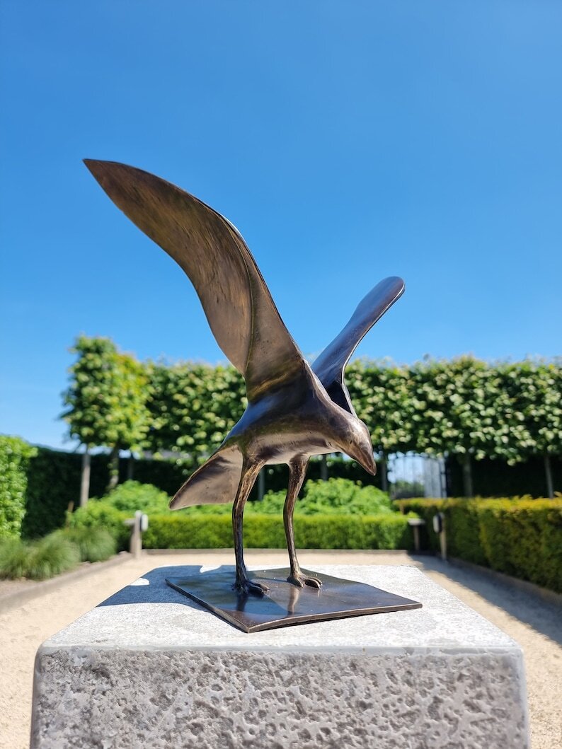 Abstract sculpture of a bird - Bronze bird - decorative works of art - bronze pigeon