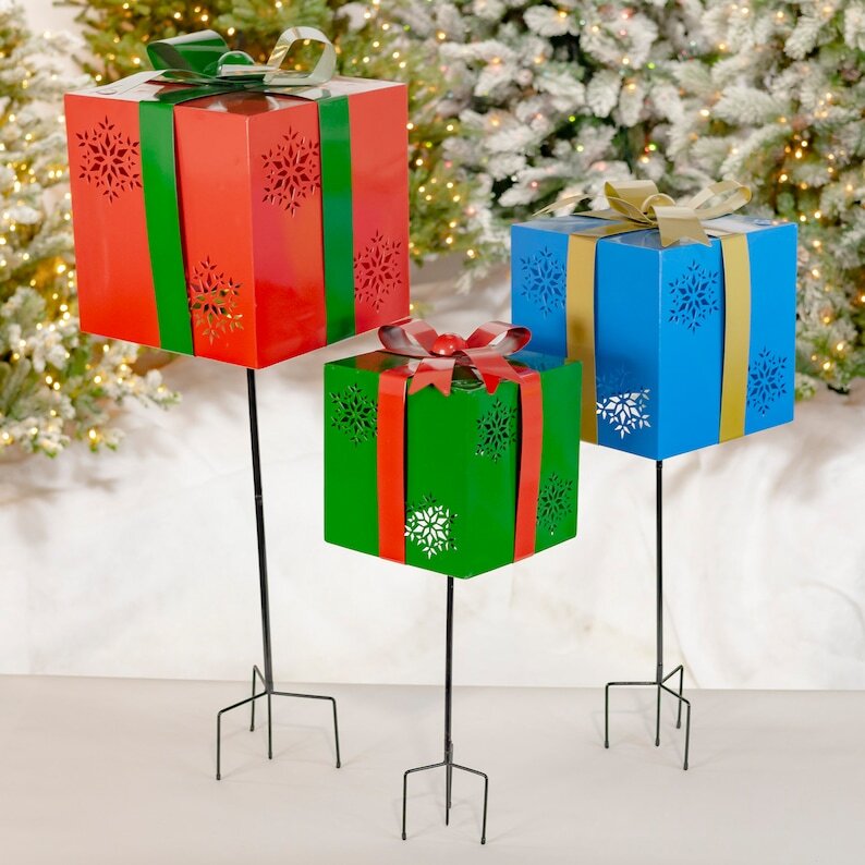 Set of 3 Assorted Christmas Gift Boxes with  Snowflake Cutouts Iron Garden Stakes